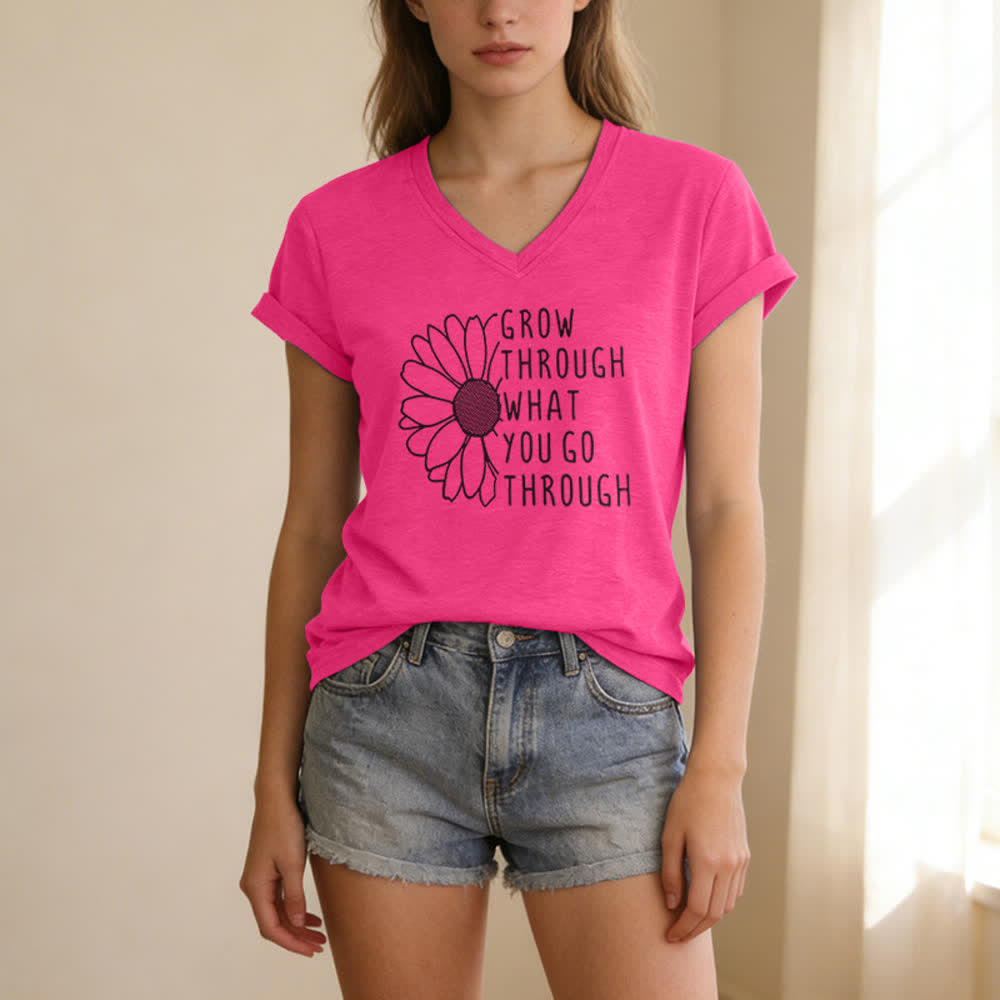 ChristianartworkshopCamiseta de mujer con cuello en V y estampado "Crece a través de lo que vives" - image 23