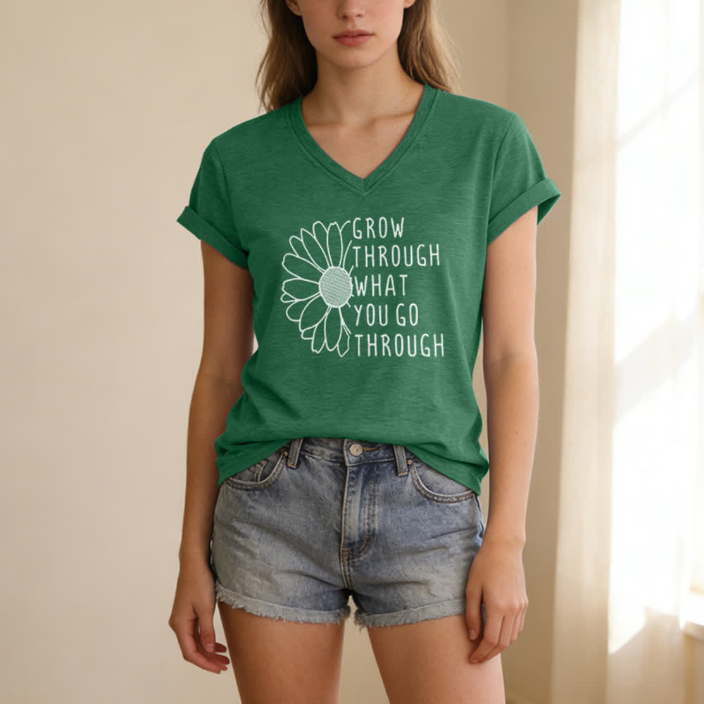 ChristianartworkshopCamiseta de mujer con cuello en V y estampado "Crece a través de lo que vives" - image 13