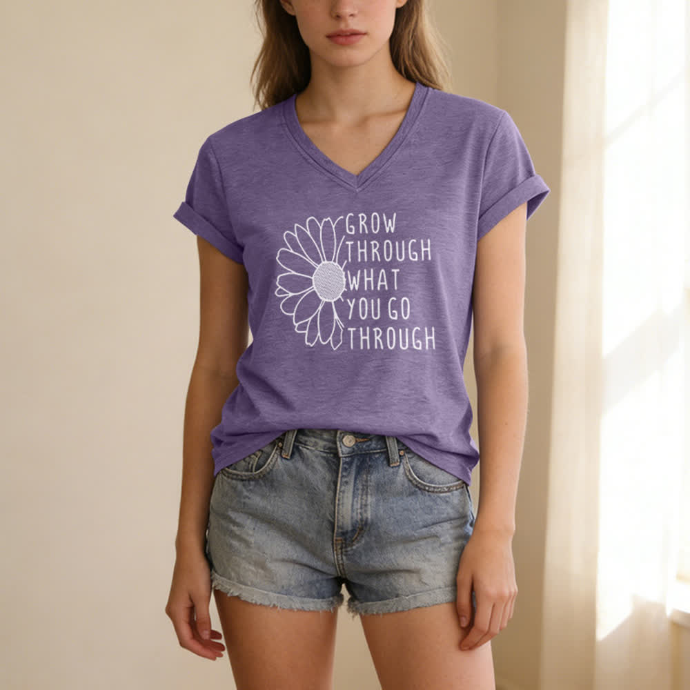 ChristianartworkshopCamiseta de mujer con cuello en V y estampado "Crece a través de lo que vives" - image 25