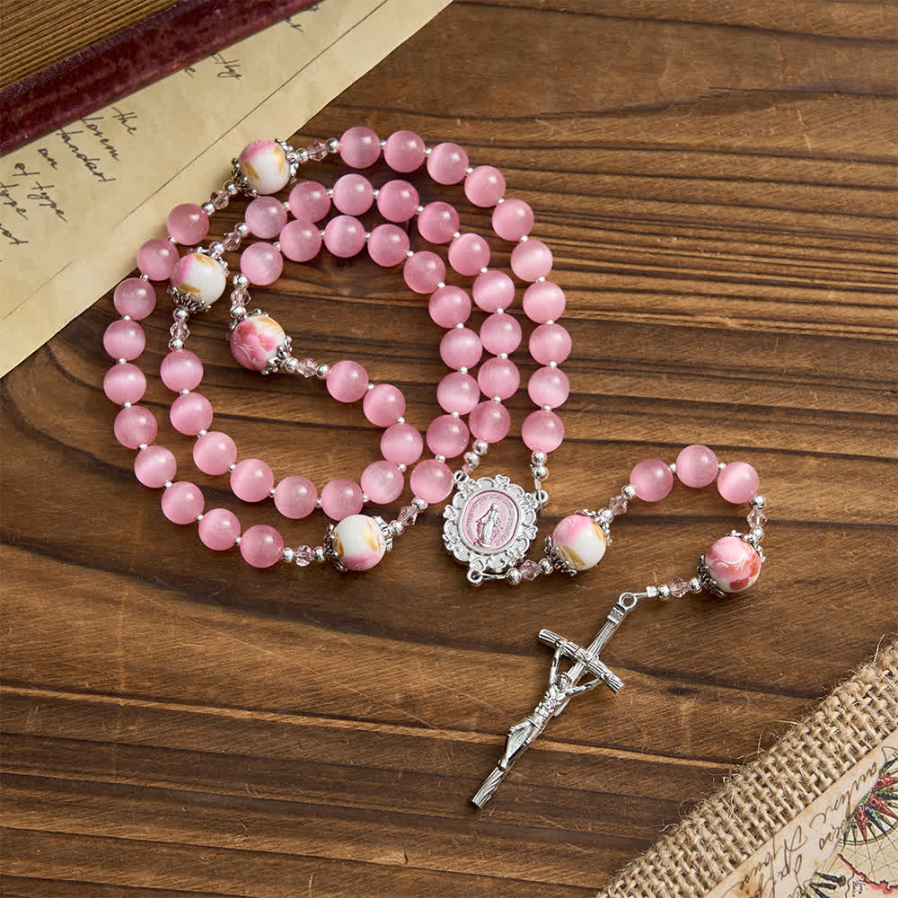 Christianartworkshop Elegante rosario rosa ojo de gato con devoción mariana floral. - Nuestra Señora y el Crucifijo - image 0