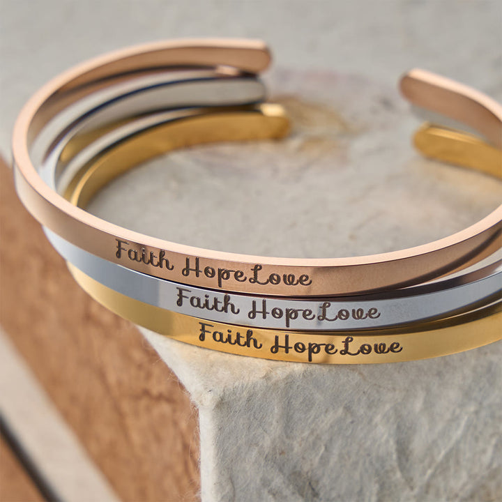 Christianartworkshop Brazalete ajustable con grabado "Fe, Esperanza, Amor": un símbolo de virtudes divinas. - image 0