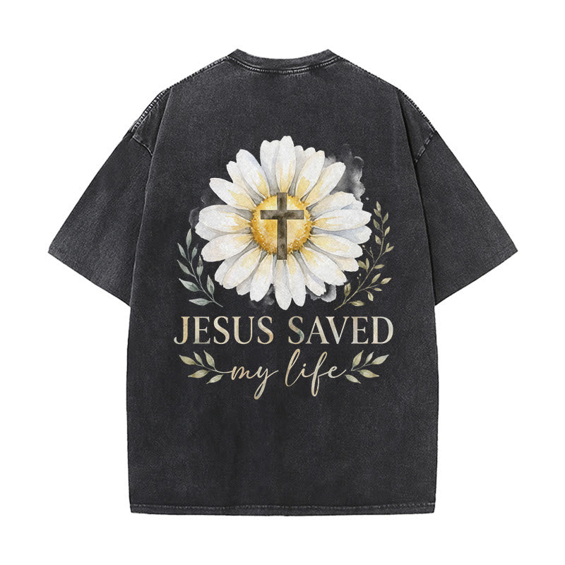 Christianartworkshop Camiseta lavada con estampado de margaritas y cruz en acuarela, parte delantera y trasera, con la frase "Jesús me salvó la vida". - image 1