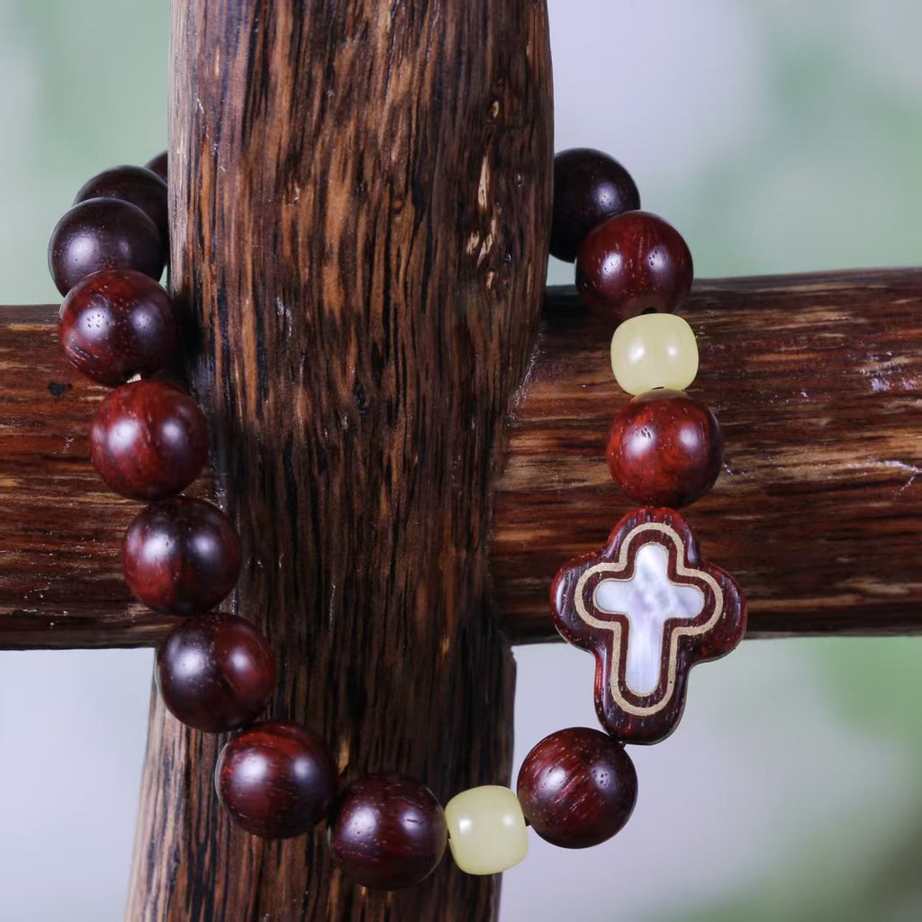 Christianartworkshop Pulsera con cruz de sándalo y nácar: un símbolo de serenidad divina. - 7,87''/20 cm - image 0