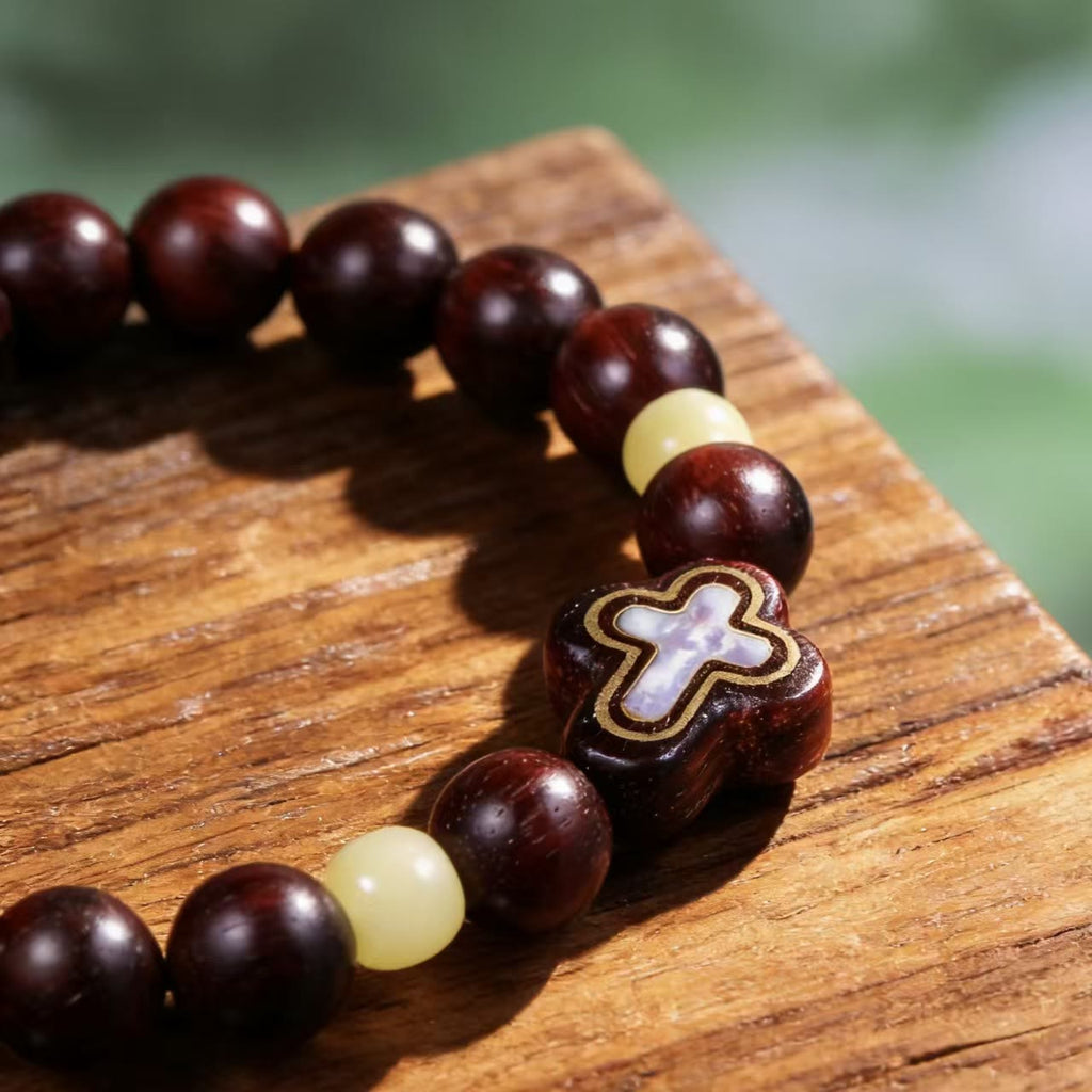 Christianartworkshop Pulsera con cruz de sándalo y nácar: un símbolo de serenidad divina. - image 3