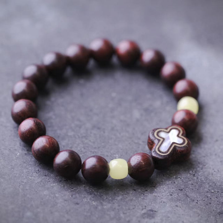 Christianartworkshop Pulsera con cruz de sándalo y nácar: un símbolo de serenidad divina. - image 2