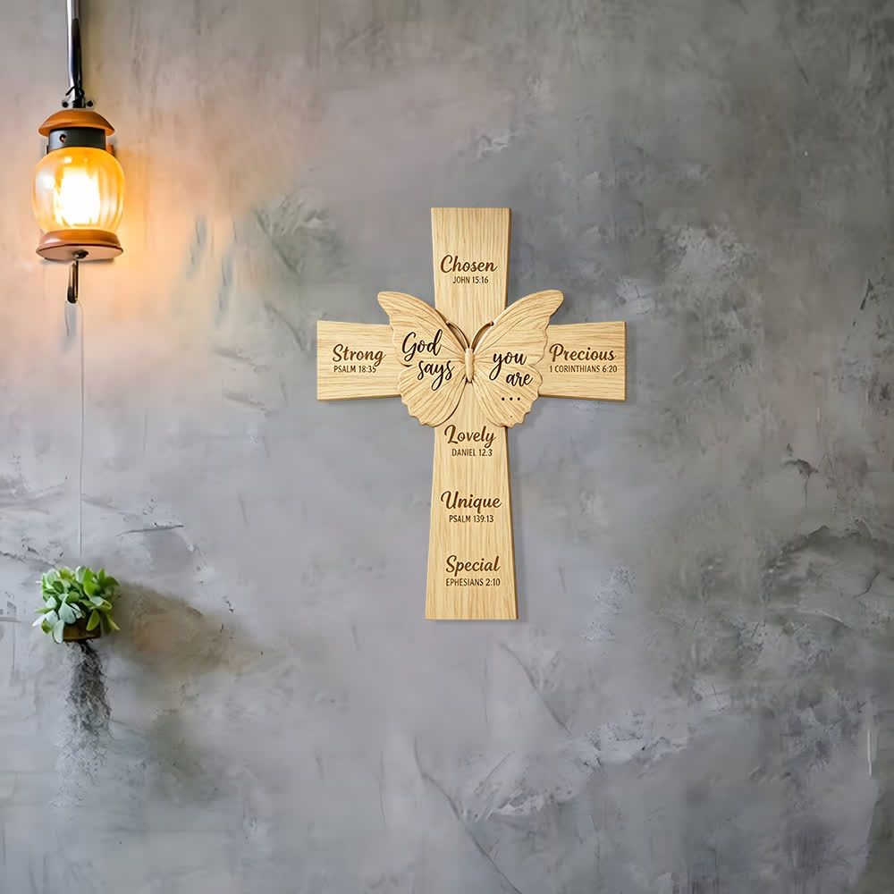 Christianartworkshop Decoración rústica religiosa de madera para pared con la frase "Dios dice que eres tú" y una mariposa. - image 2