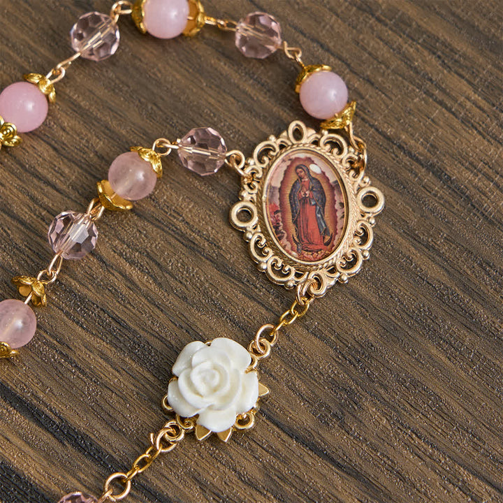 Christianartworkshop Rosario de Nuestra Señora de Guadalupe con cristales rosas y rosas blancas - image 8