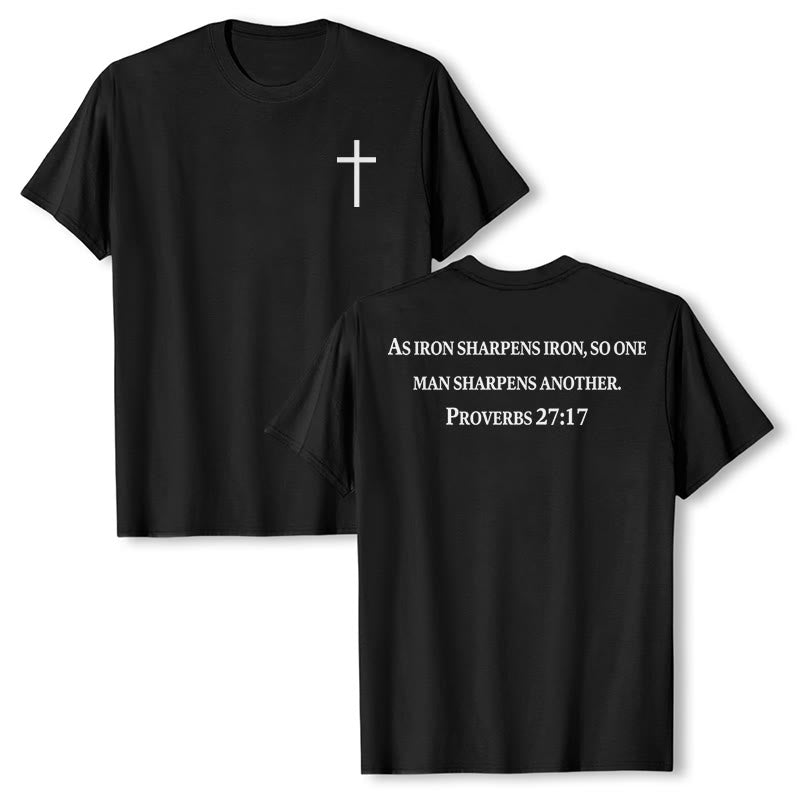 Christianartworkshop Como el hierro afila el hierro Proverbios 27:17 Camiseta de manga corta premium con versículo bíblico en la parte delantera, en el pecho y en la espalda - Negro - 2XL - image 0