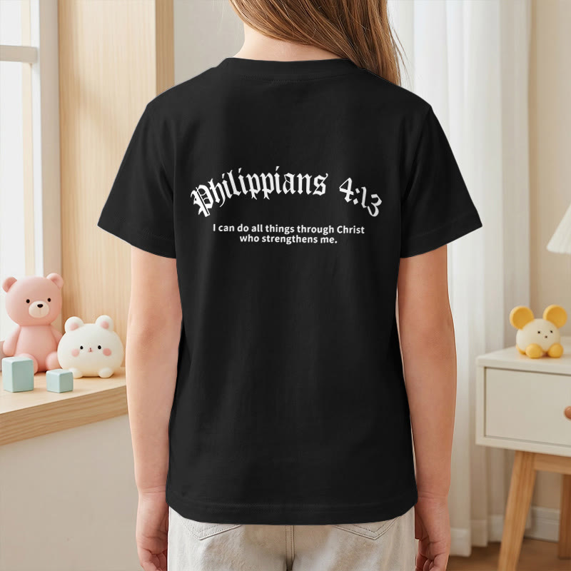 Christianartworkshop Filipenses 4:13 Camiseta infantil de manga corta con cruz en la parte delantera, espalda y fuente gótica - image 44