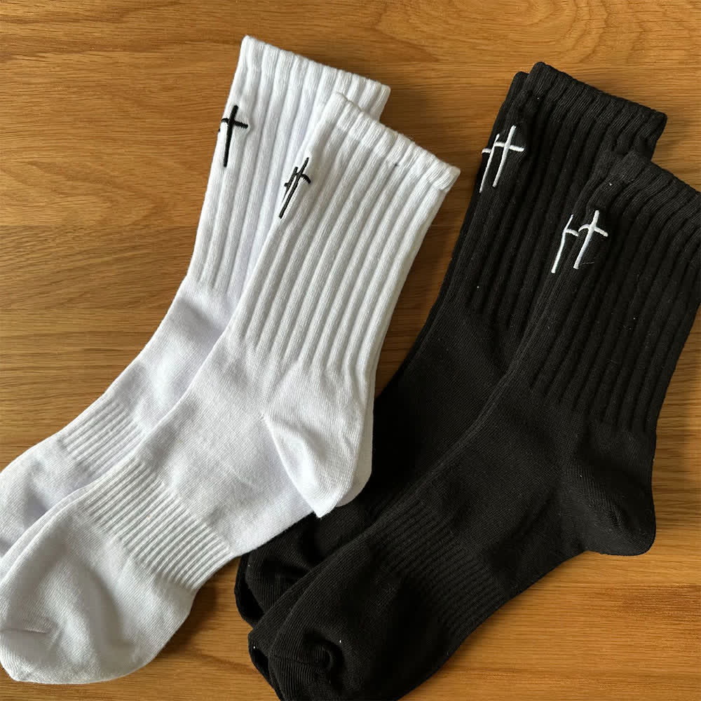Christianartworkshop Calcetines deportivos diarios de ajuste relajado con bordado de cruz simple en tono liso - image 1