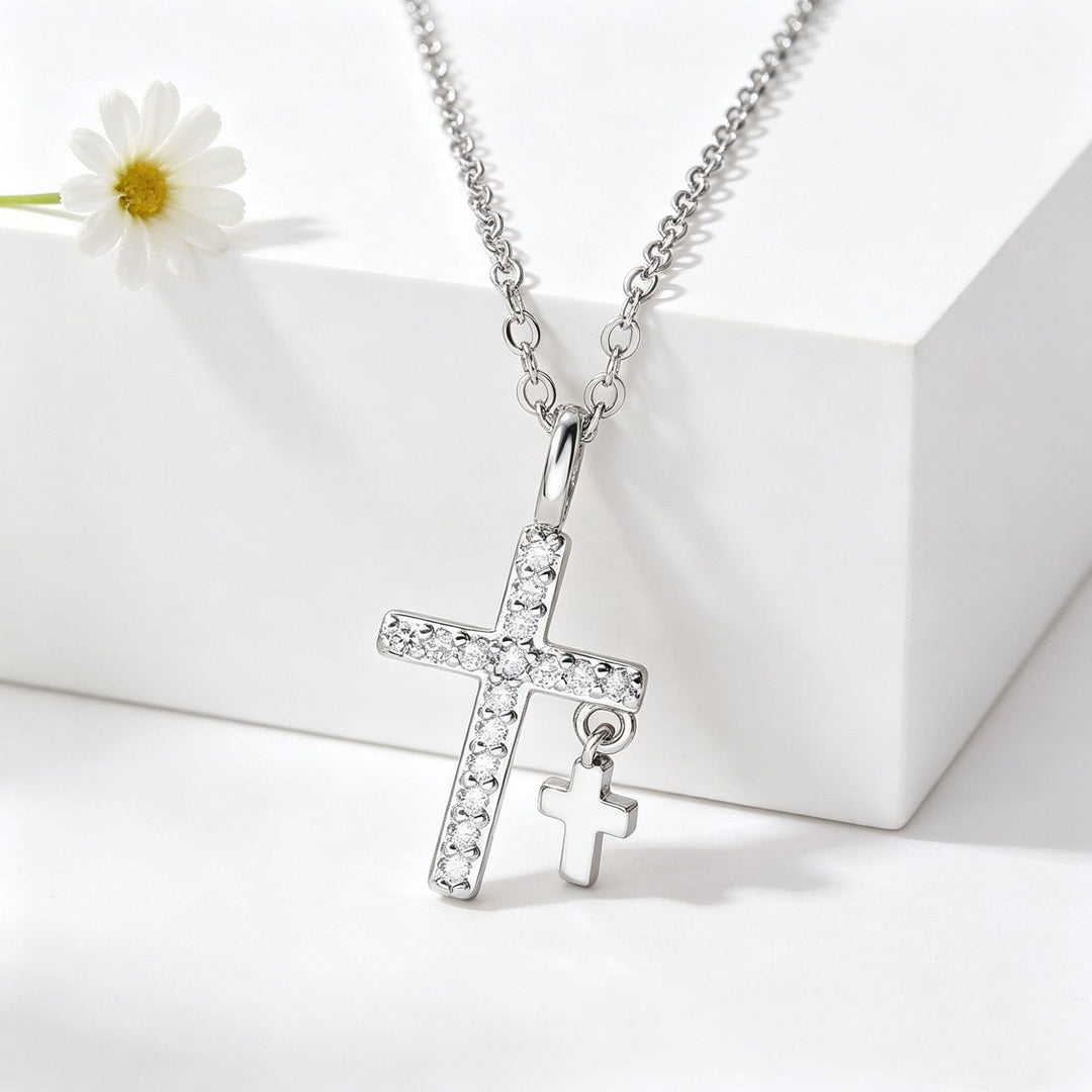 Christianartworkshop Colgante de cruz grande con incrustaciones de circonitas pavé, mini cruz colgante maciza y cadena de cable clásica. - Plata - image 3