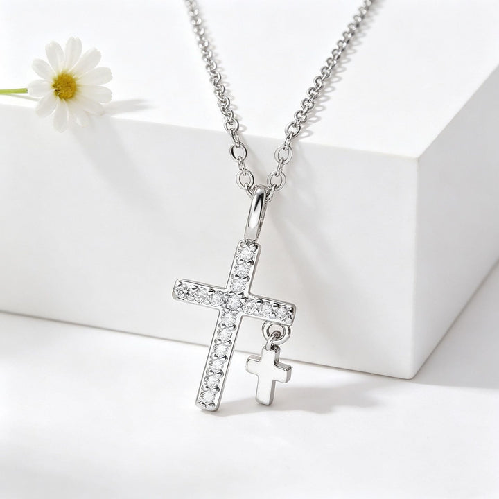 Christianartworkshop Colgante de cruz grande con incrustaciones de circonitas pavé, mini cruz colgante maciza y cadena de cable clásica. - Plata - image 3