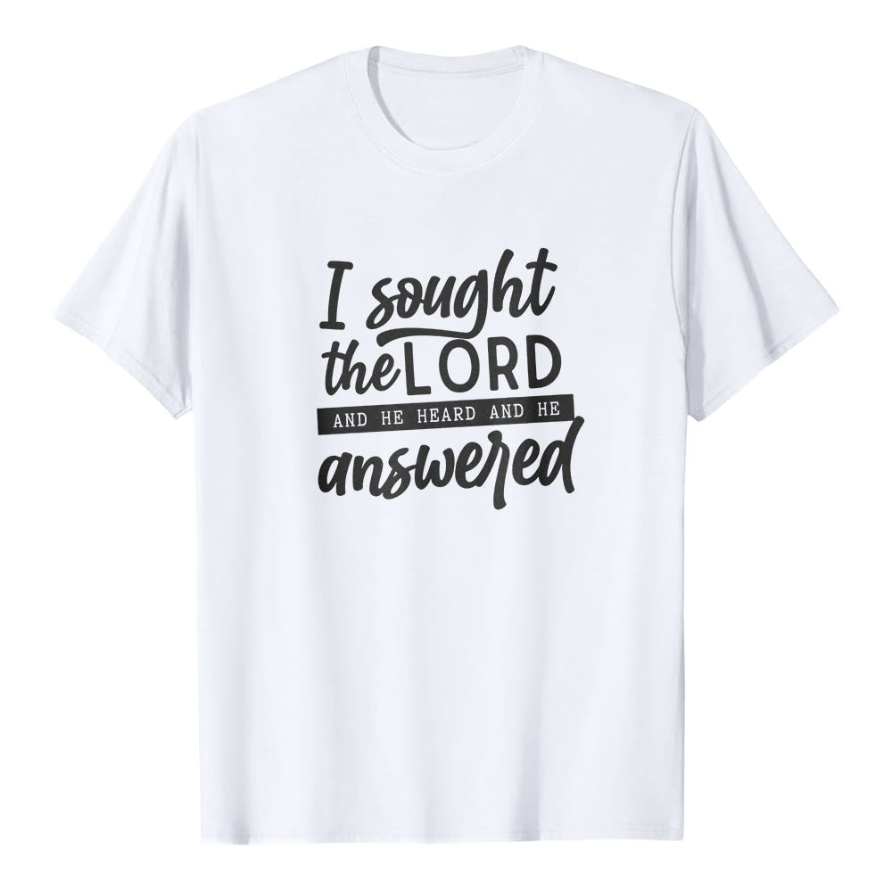Christianartworkshop Camiseta de manga corta premium con la cita bíblica "Busqué al Señor y Él me escuchó y me respondió". - Blanco - 2XL - image 1