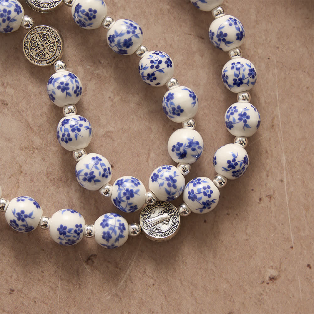 Christianartworkshop Rosario de cerámica floral azul y blanco con medallas de San Benito y Nuestra Señora - image 9