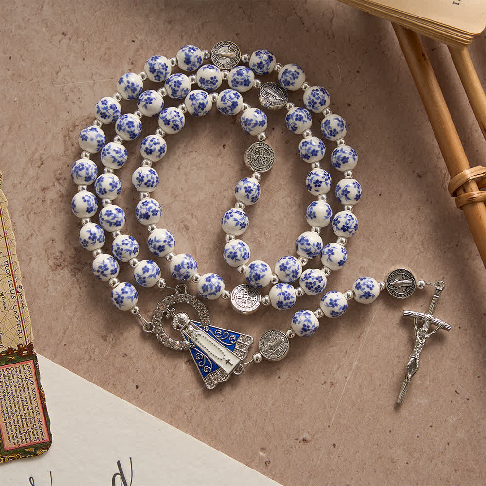 Christianartworkshop Rosario de cerámica floral azul y blanco con medallas de San Benito y Nuestra Señora - image 4