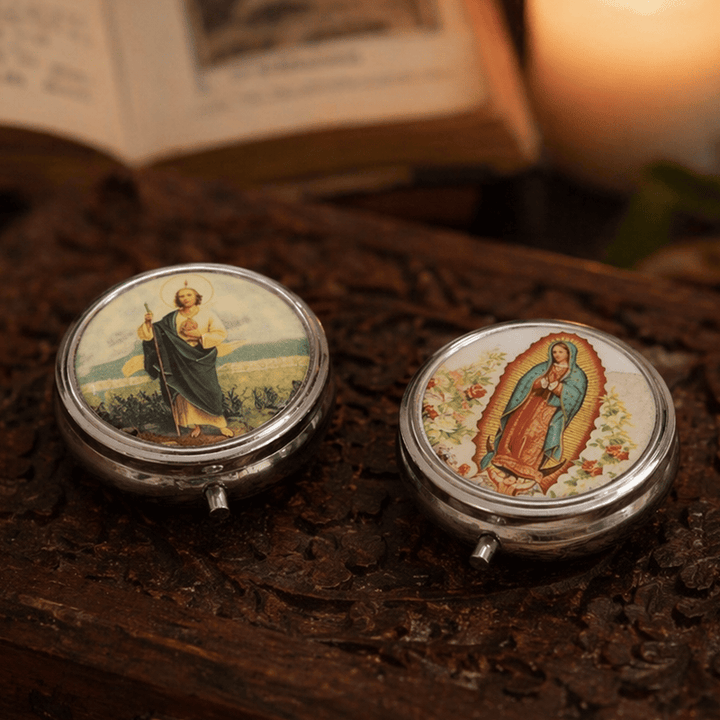 Christianartworkshop Estuche para rosario antiguo de San Judas Tadeo y Nuestra Señora de Guadalupe con tapa de resina epoxi: un símbolo de protección sagrada y fe devocional. - image 2