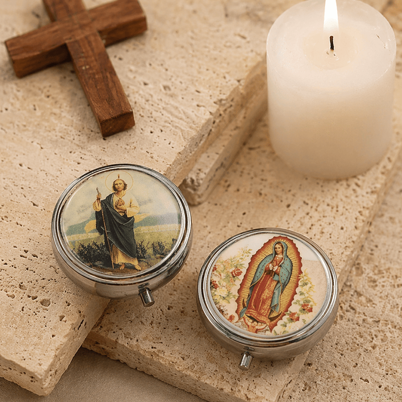 Christianartworkshop Estuche para rosario antiguo de San Judas Tadeo y Nuestra Señora de Guadalupe con tapa de resina epoxi: un símbolo de protección sagrada y fe devocional. - image 1