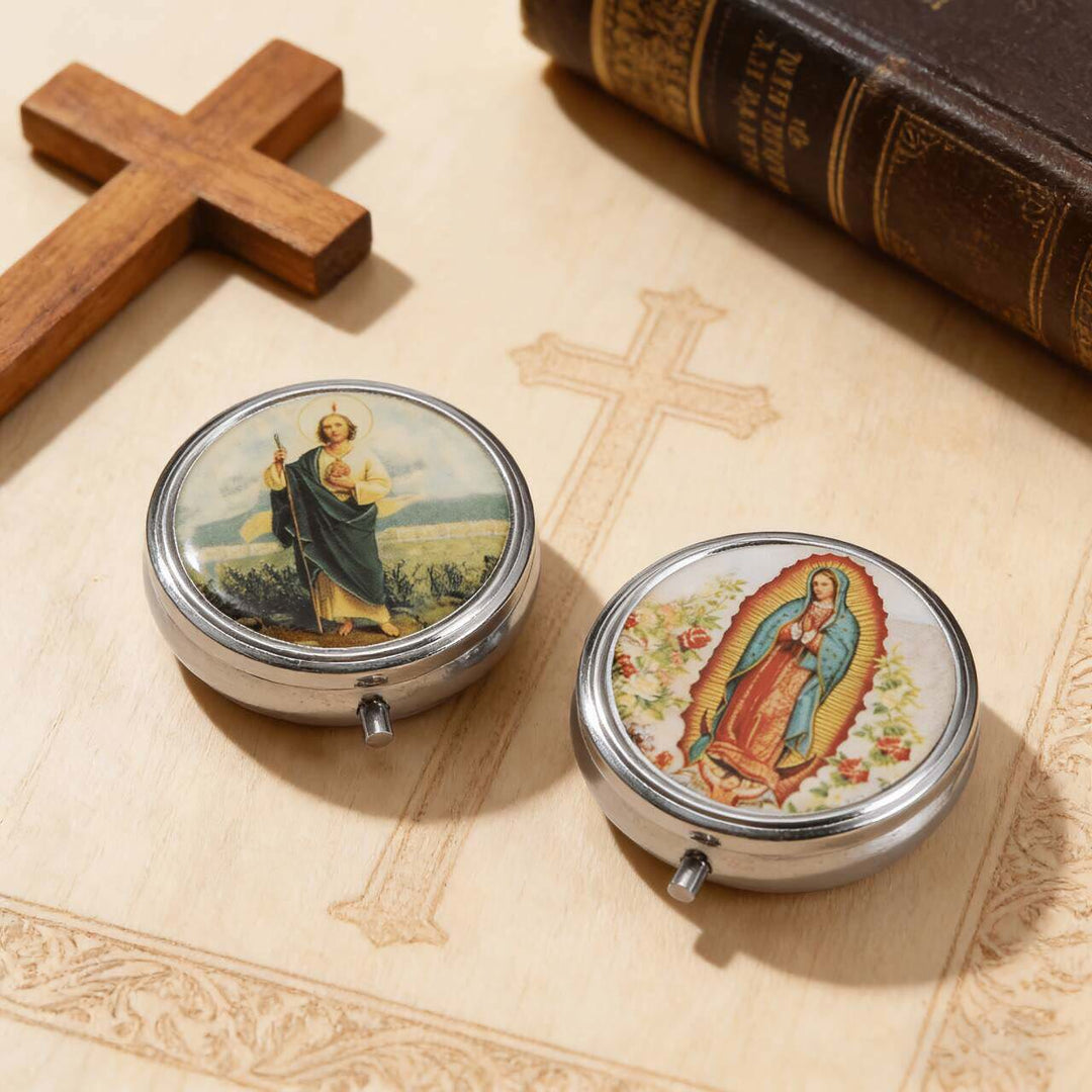 Christianartworkshop Estuche para rosario antiguo de San Judas Tadeo y Nuestra Señora de Guadalupe con tapa de resina epoxi: un símbolo de protección sagrada y fe devocional. - image 0