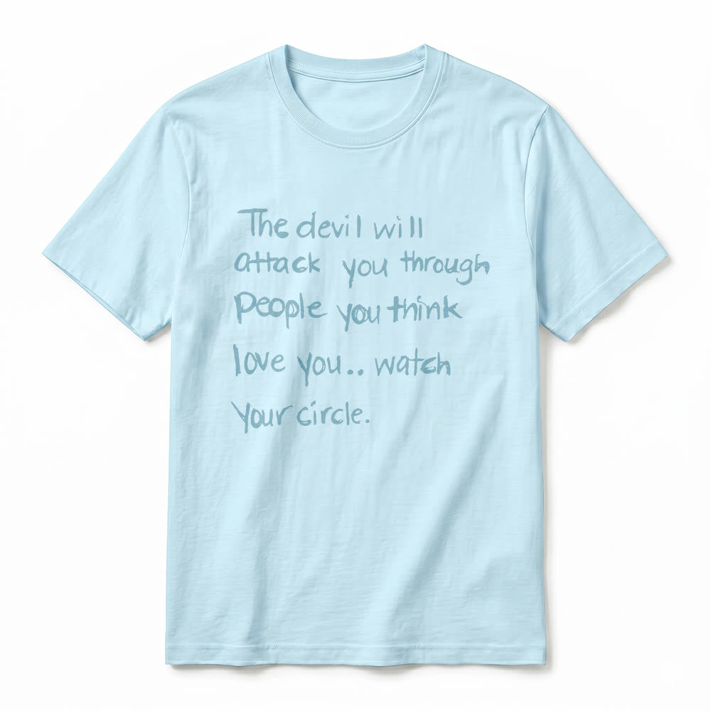 Christianartworkshop Camiseta de manga corta premium "El diablo te atacará a través de las personas que crees que te aman" - image 3