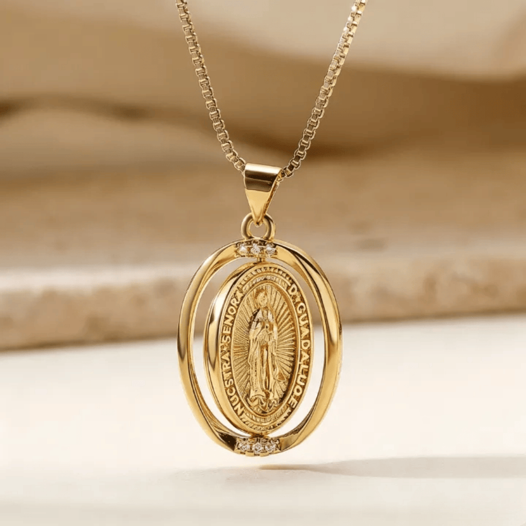 Christianartworkshop Collar con colgante ovalado giratorio reversible con diseños de Nuestra Señora de Guadalupe y el Sagrado Corazón. - Dorado - image 1