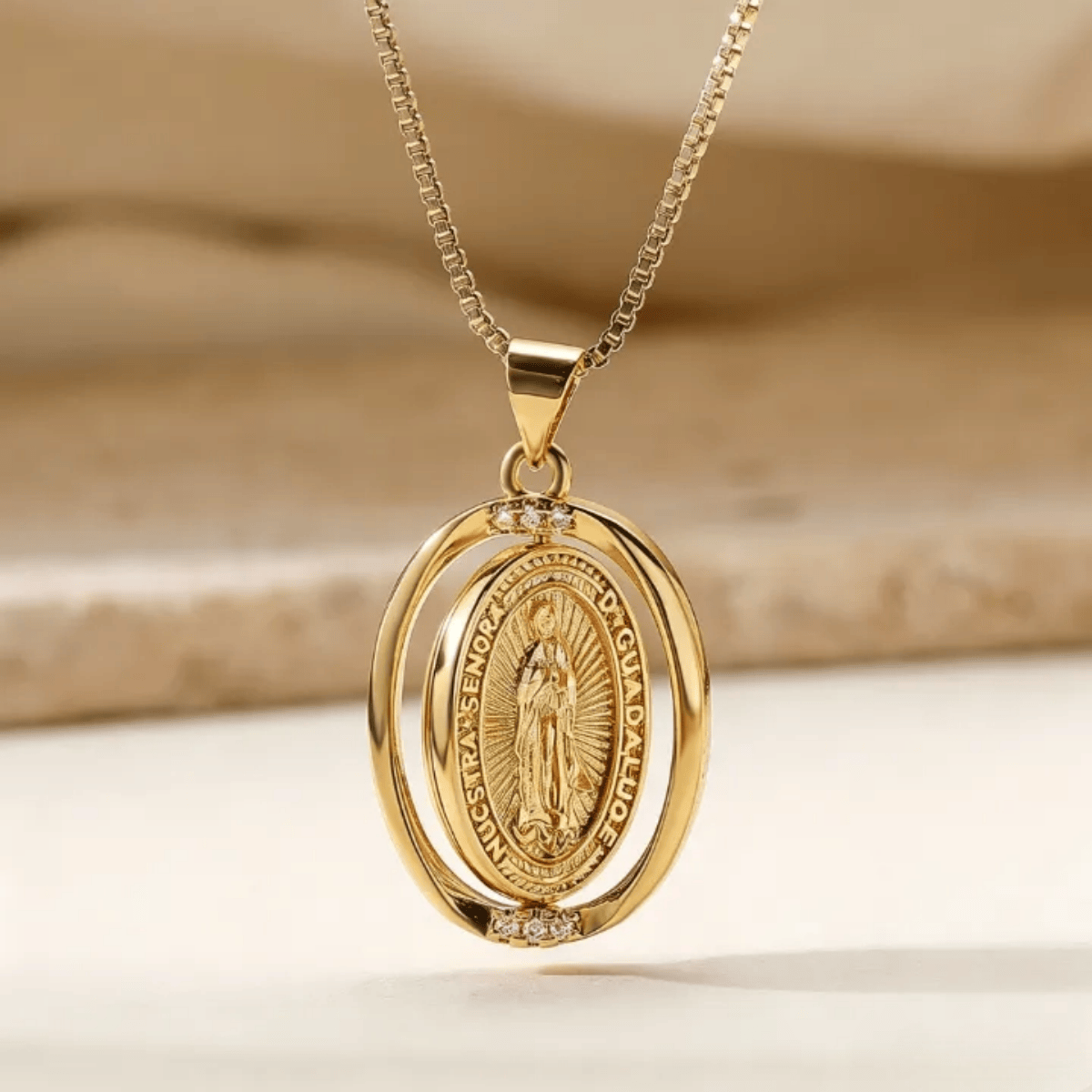 Christianartworkshop Collar con colgante ovalado giratorio reversible con diseños de Nuestra Señora de Guadalupe y el Sagrado Corazón. - Dorado - image 1