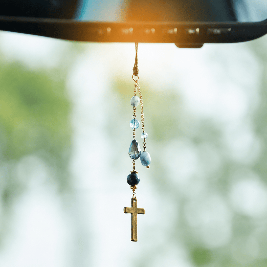 Christianartworkshop Adorno colgante minimalista en forma de cruz para coche con piedras naturales y cuentas de cristal: un recordatorio de la paz celestial en la carretera. - Cristal azul - image 0