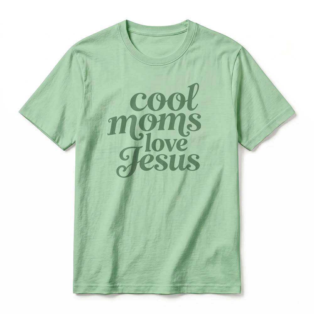 Christianartworkshop Camiseta de manga corta premium con estampado frontal y trasero "Las mamás geniales aman a Jesús" - image 23