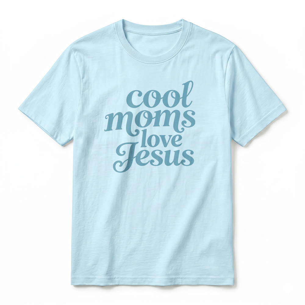 Christianartworkshop Camiseta de manga corta premium con estampado frontal y trasero "Las mamás geniales aman a Jesús" - image 11