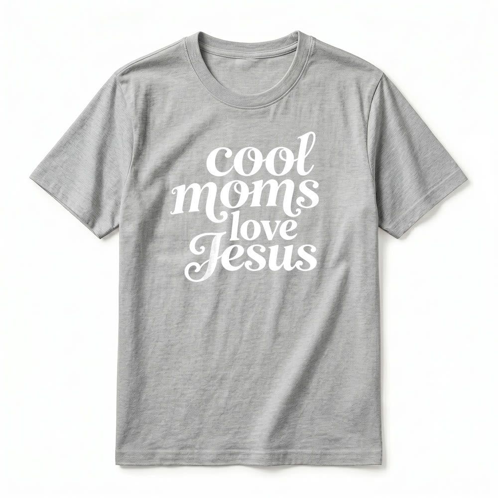Christianartworkshop Camiseta de manga corta premium con estampado frontal y trasero "Las mamás geniales aman a Jesús" - image 17