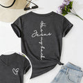 Christianartworkshop Camiseta informal con cuello en V y estampado delantero y trasero "Jesús me respalda" - Gris oscuro - 2XL - image 0