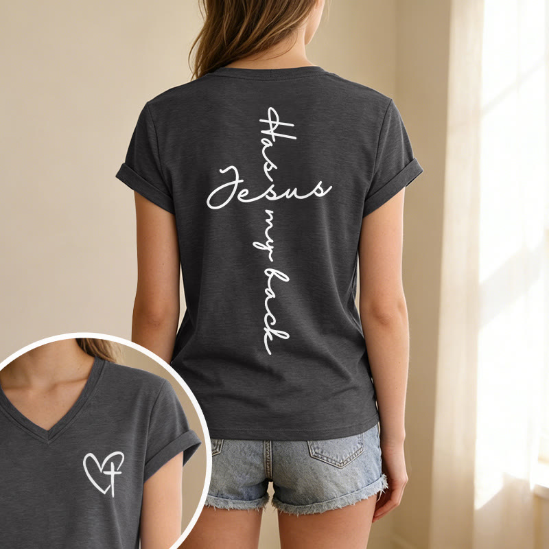 Christianartworkshop Camiseta informal con cuello en V y estampado delantero y trasero "Jesús me respalda" - image 1