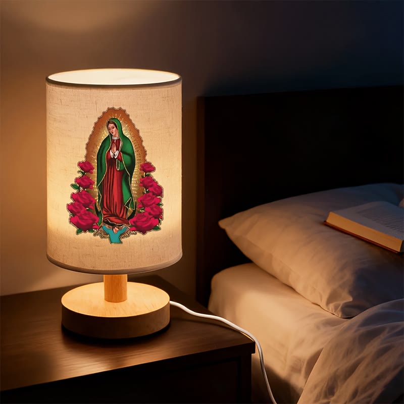 Christianartworkshop Lámpara de mesa Nuestra Señora de Guadalupe con base de madera natural y pantalla de tela: un símbolo de las dulces bendiciones nocturnas. - Nuestra Señora de Guadalupe - image 0