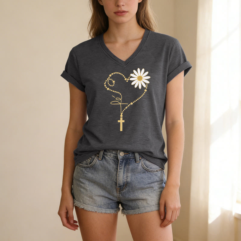 Christianartworkshop Camiseta informal con cuello en V, estampado de corazón, cruz y margaritas con puntos dorados. - image 1