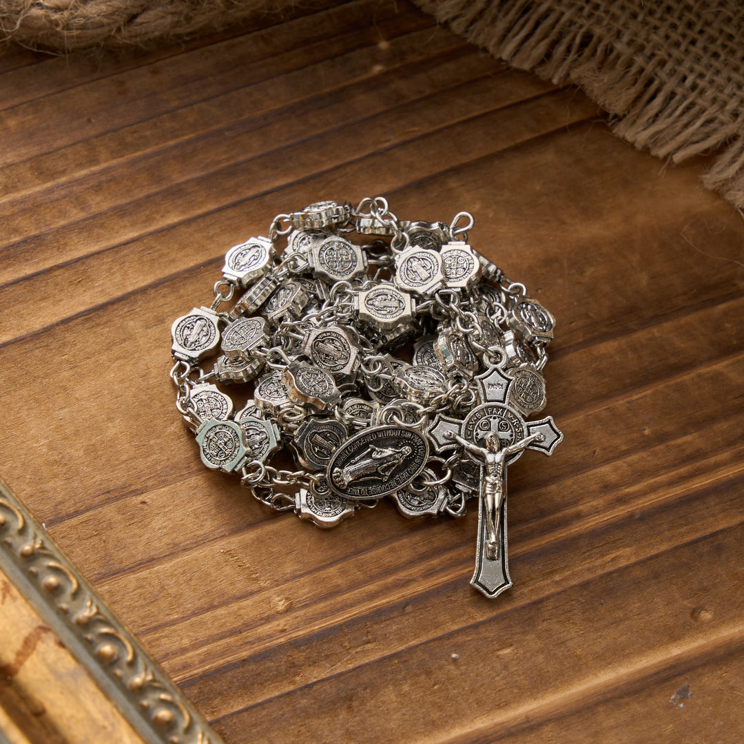 Christianartworkshop Rosario octogonal con medalla de San Benito y colgante de crucifijo: símbolo de protección divina y oración constante. - image 4