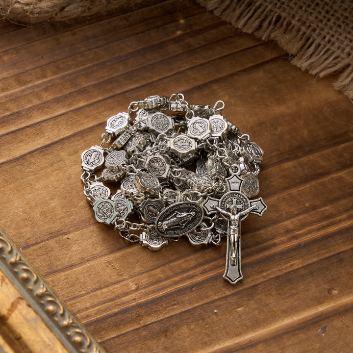 Christianartworkshop Rosario octogonal con medalla de San Benito y colgante de crucifijo: símbolo de protección divina y oración constante. - image 4