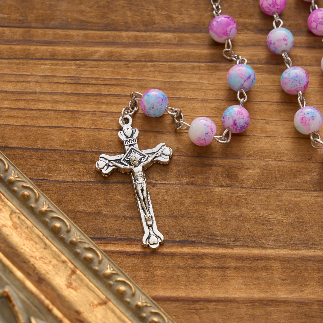 Christianartworkshop Rosario de cuentas de vidrio jaspeado rosa y azul con medalla de la Virgen con el Niño y crucifijo. - image 7
