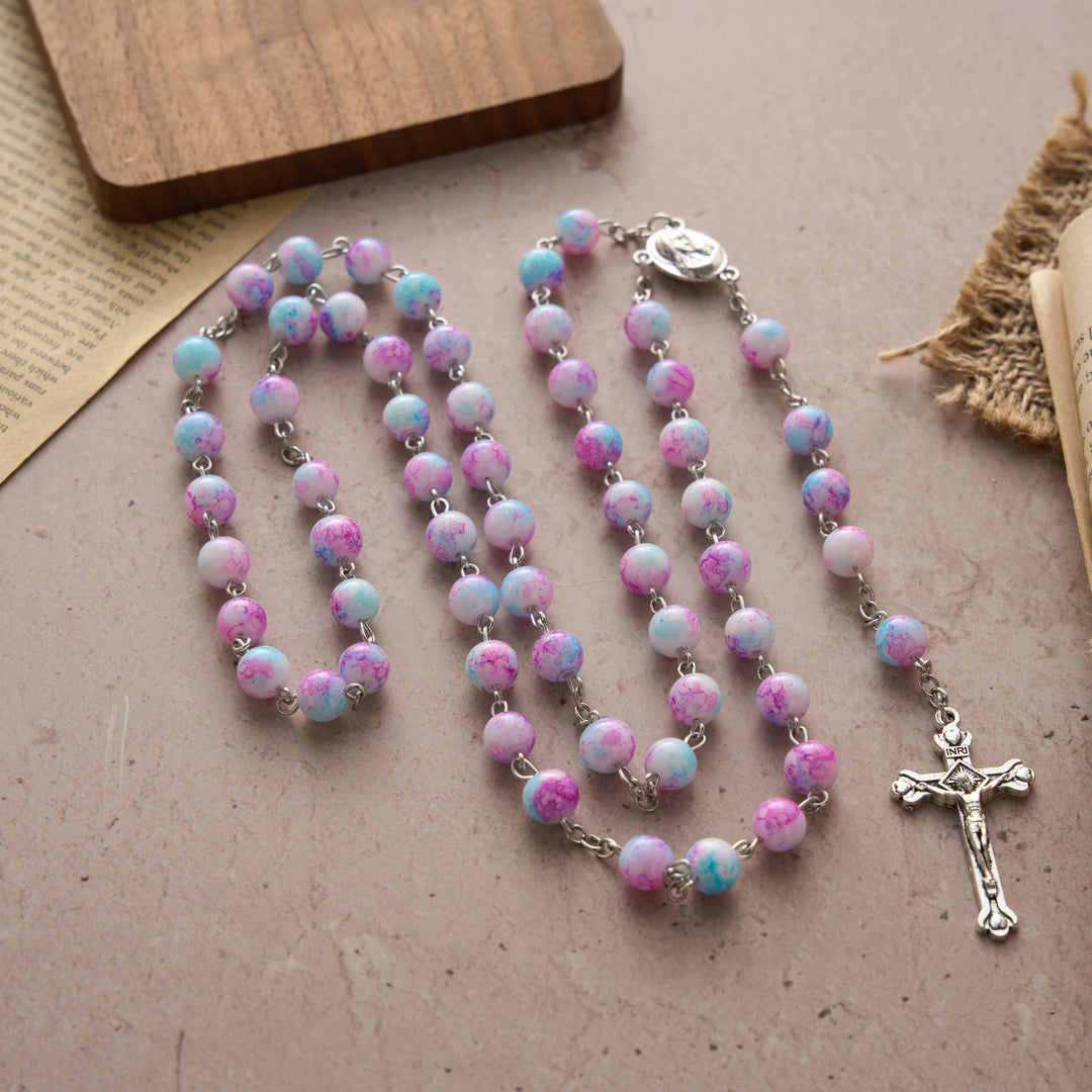 Christianartworkshop Rosario de cuentas de vidrio jaspeado rosa y azul con medalla de la Virgen con el Niño y crucifijo. - image 4