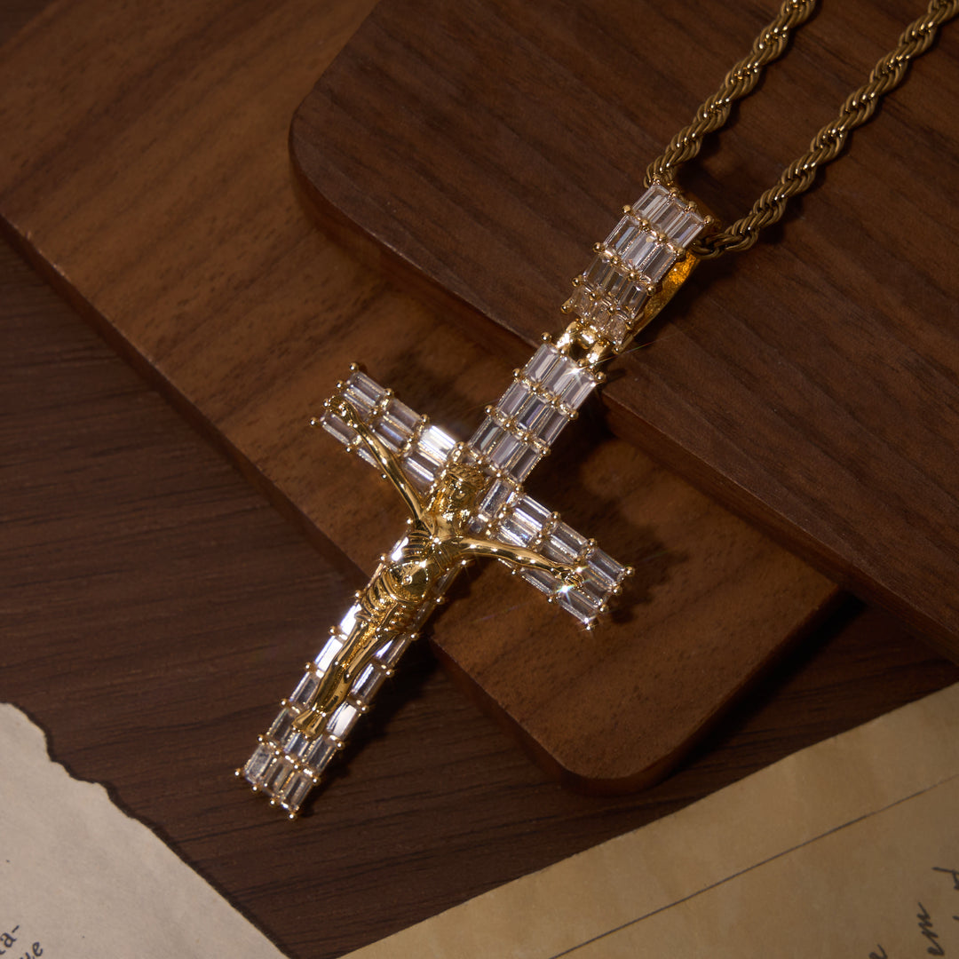 Christianartworkshop Colgante de crucifijo con circonita baguette totalmente engastada, cadena de cuerda retorcida, collar bicolor - Dorado - Grande - image 0