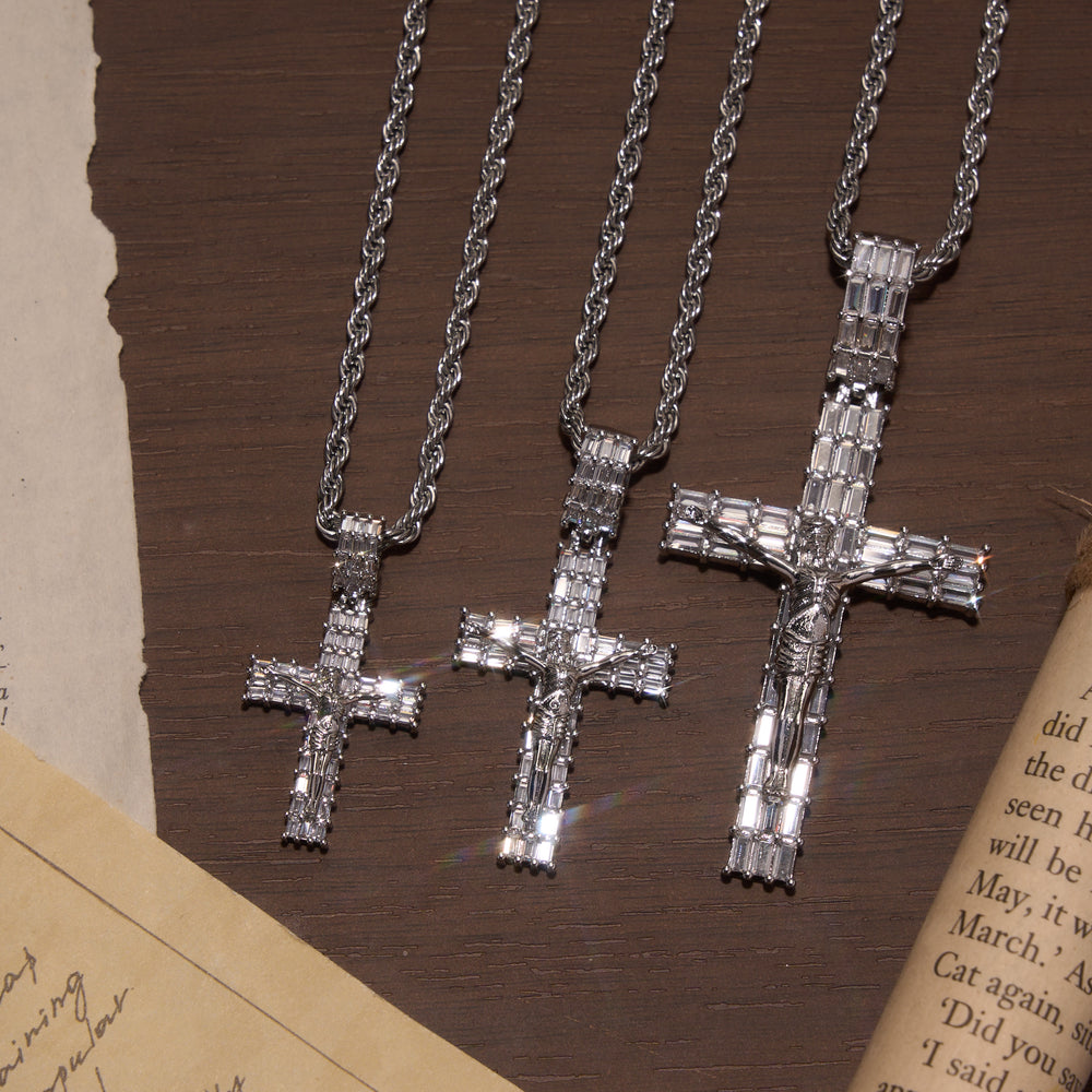 Christianartworkshop Colgante de crucifijo con circonita baguette totalmente engastada, cadena de cuerda retorcida, collar bicolor - image 1