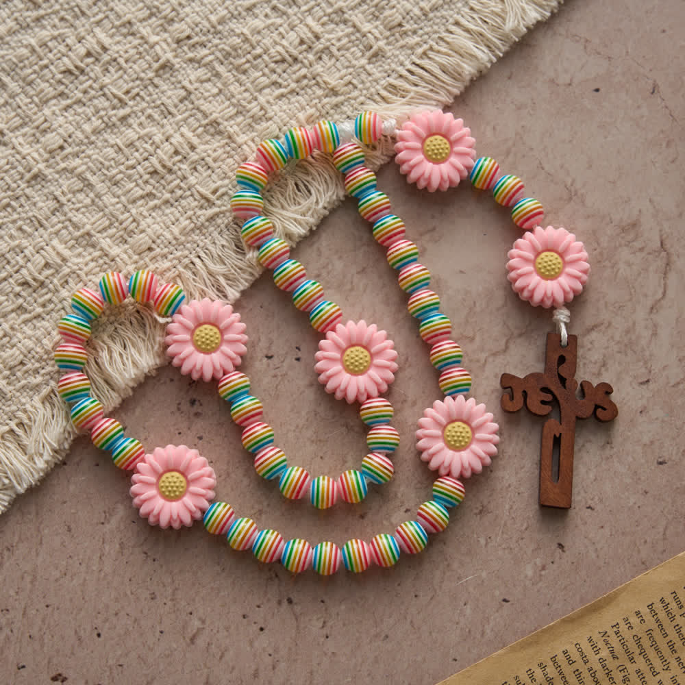 Christianartworkshop Rosario de rayas arcoíris en tonos pastel suaves con margarita rosa y accesorio de fe para niños - image 2