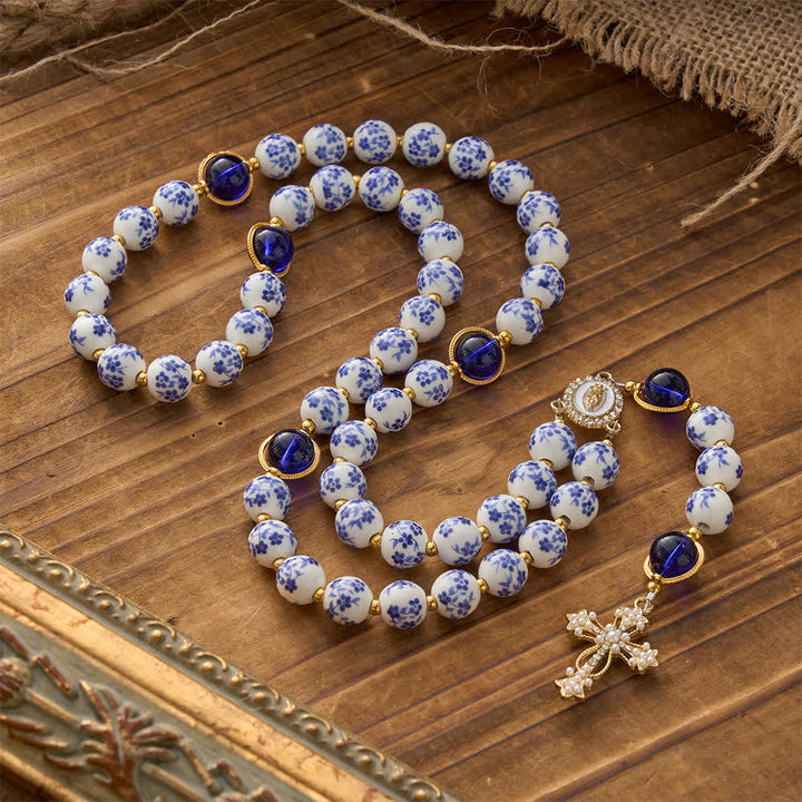 Christianartworkshop Rosario de cerámica floral azul y blanco con elegante devoción mariana. - Nuestra Señora y la Cruz - image 0