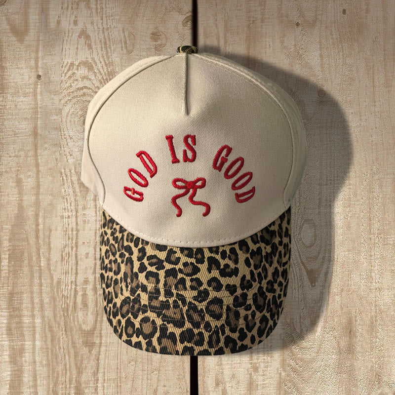 Christianartworkshop Gorra de béisbol ajustable con visera de leopardo y bordado de lazo "Dios es bueno" - Rojo y leopardo - image 0