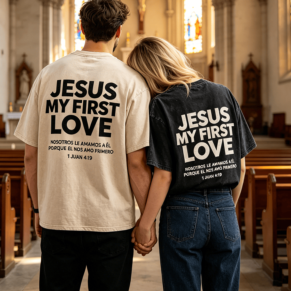 Christianartworkshop Jesús, mi primer amor, versículo 1 de Juan 4:19. Camiseta unisex vintage lavada con estampado en la espalda para parejas. - image 0