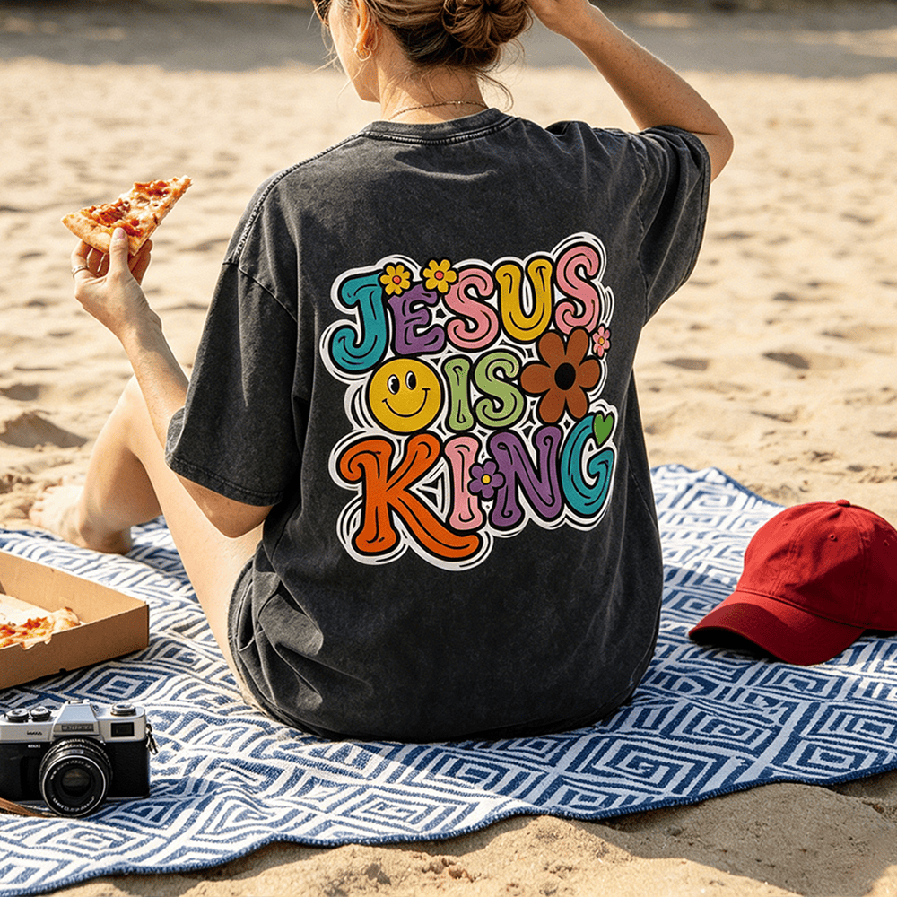 Christianartworkshop Camiseta unisex vintage con estampado de flores y caritas sonrientes, estilo retro y con fuente de burbujas multicolor "Jesús es Rey", con un toque vintage y un lavado especial. - image 0