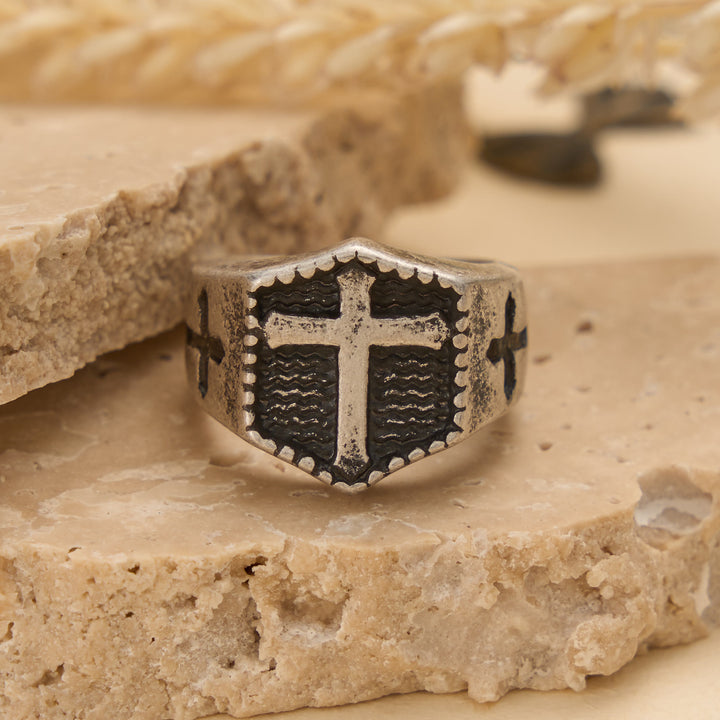 Christianartworkshop Anillo de sello con cruz en relieve y escudo: emblema atemporal de fe sagrada inquebrantable. - Plata antigua - US 13 - image 5