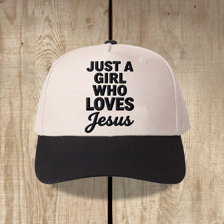 Christianartworkshop Gorra de béisbol ajustable con estampado frontal de fuente mixta y pila vertical "Just A Girl Who Loves" - Negro - image 1