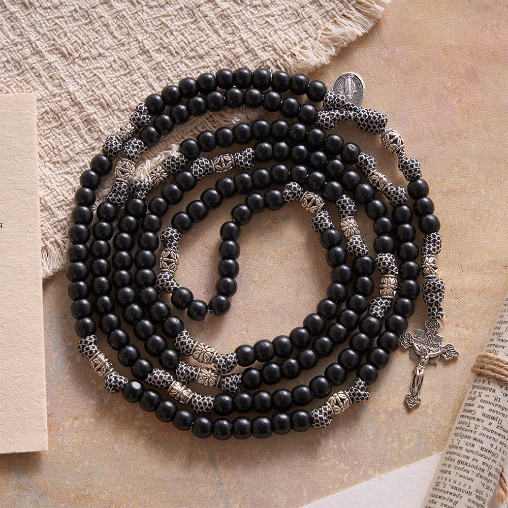 Christianartworkshop Rosario sagrado con cuentas talladas en paracord negro mate de 15 décadas y separador floral. - Rosario de 15 décadas - image 0