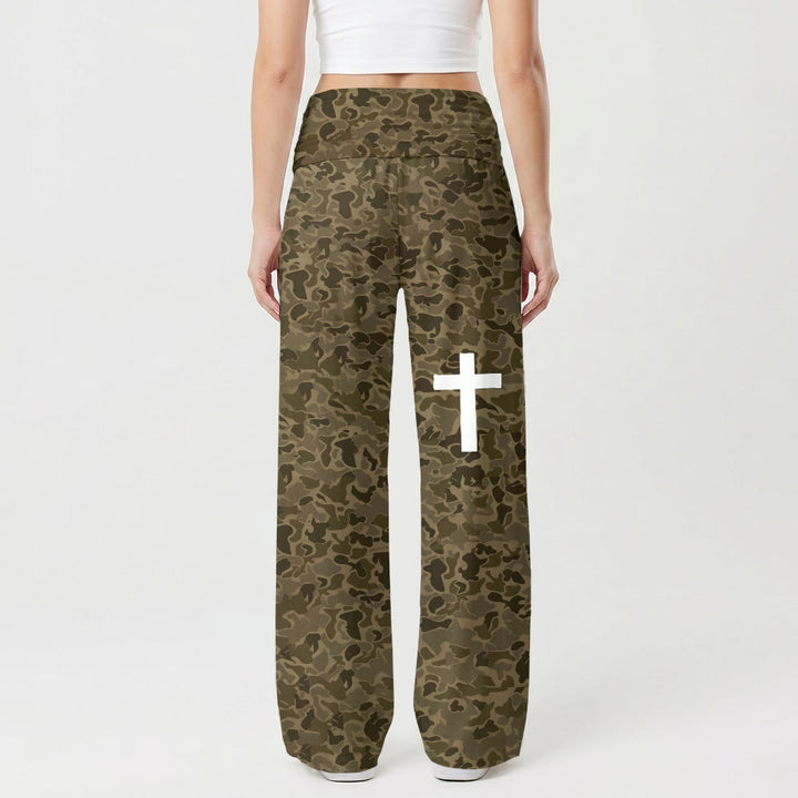 Christianartworkshop Pantalones de pierna ancha elásticos de talle alto con estampado de camuflaje en tonos tierra y gráfico vertical cruzado en el muslo. - image 1