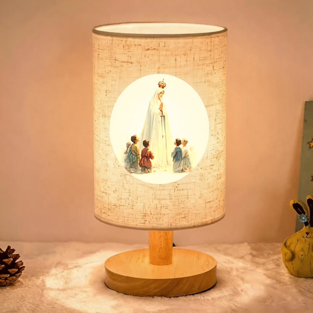 Christianartworkshop Lámpara de mesa con base de madera natural y pantalla de tela, diseño de Nuestra Señora con Niños: portadora de las bendiciones de un guardián nocturno. - Nª Sª - image 0