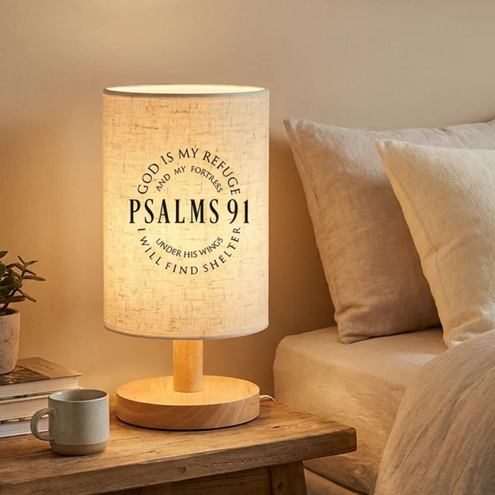 Christianartworkshop Lámpara de mesa circular con base de madera natural y pantalla de tela, con la inscripción "Dios es mi refugio" del Salmo 91: Un símbolo de paz y seguridad durante la noche. - image 1